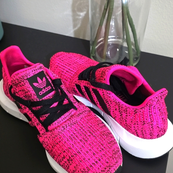 Pre-Loved Adidas Swift Run J - Picture 2 of 5